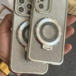 قاب موبایل ( آیفون - سامسونگ ) کلاسیک دور نگین طرح مگسیفیت استندشو