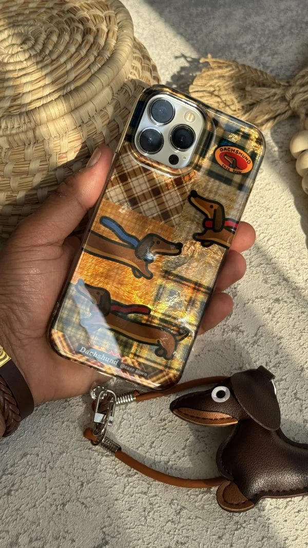 IMG_7331-600x1067 قاب موبایل ( آیفون ) سگ چرمی داکس هوند چهارخونه سه بعدی + بندست - Image 1