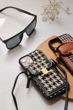 قاب موبایل آیفون پارچه ای و فلزی طرح باربری جاکارتی + بندست - Image 10