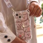 قاب موبایل آیفون خانواده گربه های بازیگوش + بندست