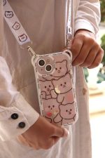 قاب موبایل آیفون خانواده گربه های بازیگوش + بندست