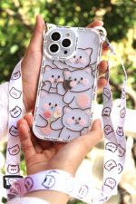 قاب موبایل آیفون خانواده گربه های بازیگوش + بندست - Image 4