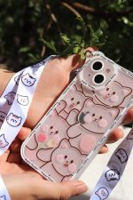 قاب موبایل آیفون خانواده گربه های بازیگوش + بندست - Image 5