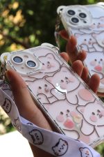 قاب موبایل آیفون خانواده گربه های بازیگوش + بندست - Image 6