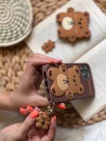 قاب موبایل آیفون خرس قهوه ای مینیمال سیلیکونی + آویز - Image 15