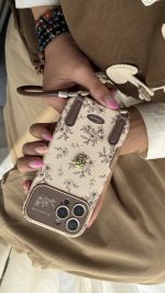 قاب موبایل آیفون گل ویکتورین استایل + بندست - Image 3