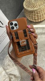 قاب موبایل آیفون فندی چرمی قفل فلزی جاکارتی + بندست بلند