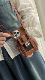 قاب موبایل آیفون فندی چرمی قفل فلزی جاکارتی + بندست بلند - Image 2