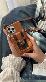 قاب موبایل آیفون فندی چرمی قفل فلزی جاکارتی + بندست بلند - Image 3