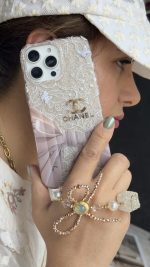 قاب موبایل آیفون شنل سابرینا + بندست کویین - Image 3