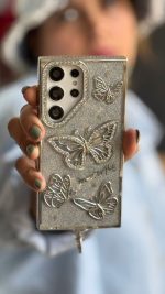 قاب موبایل ( آیفون - سامسونگ ) پروانه آموره نگین دار برجسته شاینی + بندست - Image 3