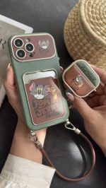 قاب موبایل آیفون تام و جری سبز و قهوه ای جاکارتی دار + بندست - Image 2