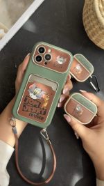 قاب موبایل آیفون تام و جری سبز و قهوه ای جاکارتی دار + بندست