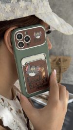 قاب موبایل آیفون تام و جری سبز و قهوه ای جاکارتی دار + بندست - Image 3