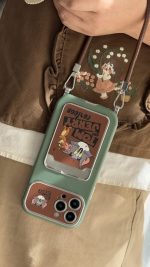 قاب موبایل آیفون تام و جری سبز و قهوه ای جاکارتی دار + بندست - Image 5