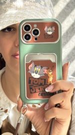 قاب موبایل آیفون تام و جری سبز و قهوه ای جاکارتی دار + بندست - Image 4