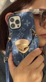 قاب موبایل آیفون لویی ویتون جین استایل جاکارتی دار + بندست - Image 2