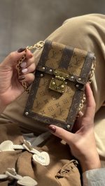 کیف فری سایز یک طرفه لویی ویتون صندوقی + بندزنجیری - Image 3