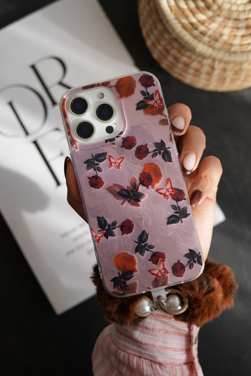 قاب موبایل آیفون دم روباهی پروانه گل سرخ + بندست پشمی قاب موبایل آیفون دم روباهی پروانه گل سرخ + بندست پشمی - Image 1