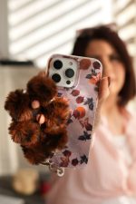 قاب موبایل آیفون دم روباهی پروانه گل سرخ + بندست پشمی - Image 3