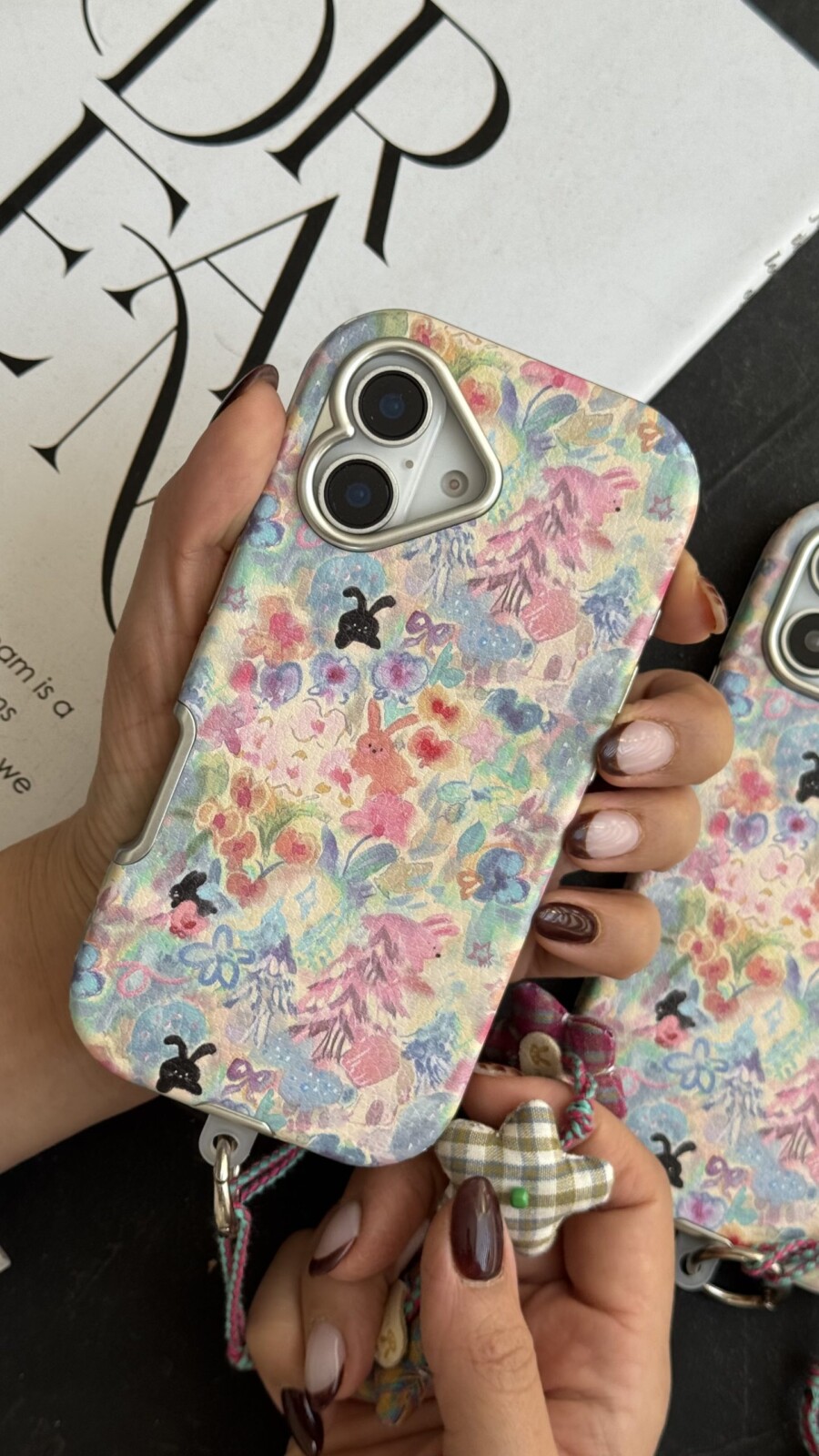 قاب موبایل آیفون خرگوش واندرلند + بندست گل پارچه ای قاب موبایل آیفون خرگوش واندرلند + بندست گل پارچه ای - Image 1