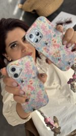 قاب موبایل آیفون خرگوش واندرلند + بندست گل پارچه ای - Image 4