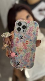قاب موبایل آیفون خرگوش واندرلند + بندست گل پارچه ای - Image 3