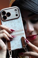 قاب موبایل ( آیفون - سامسونگ ) دیور پروانه + بندست چرمی - تصویر 3