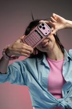 قاب موبایل آیفون قلب آیینه ای صورتی + بندست پشمی - Image 5